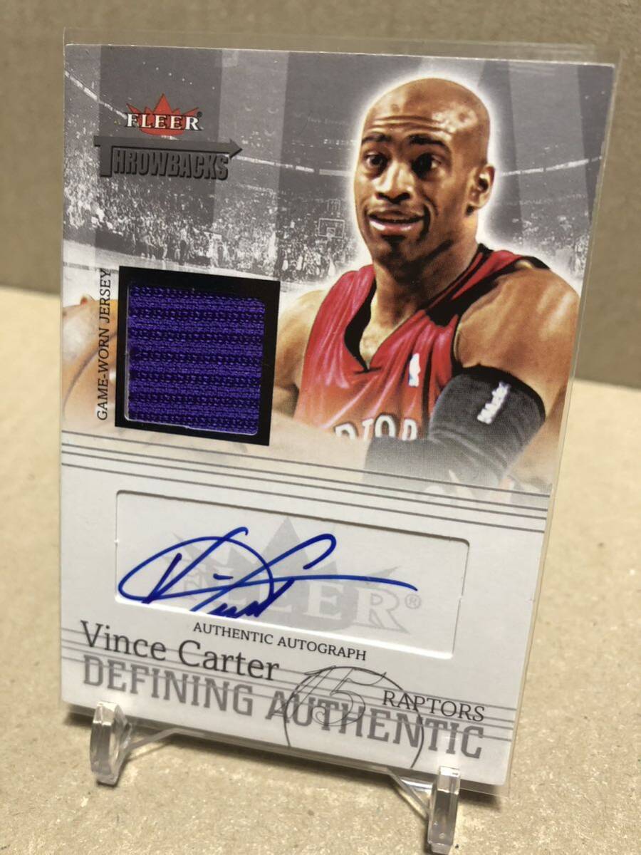 NBA 2004 FLEER Vince Carter PATCH Autograph Cardの画像1