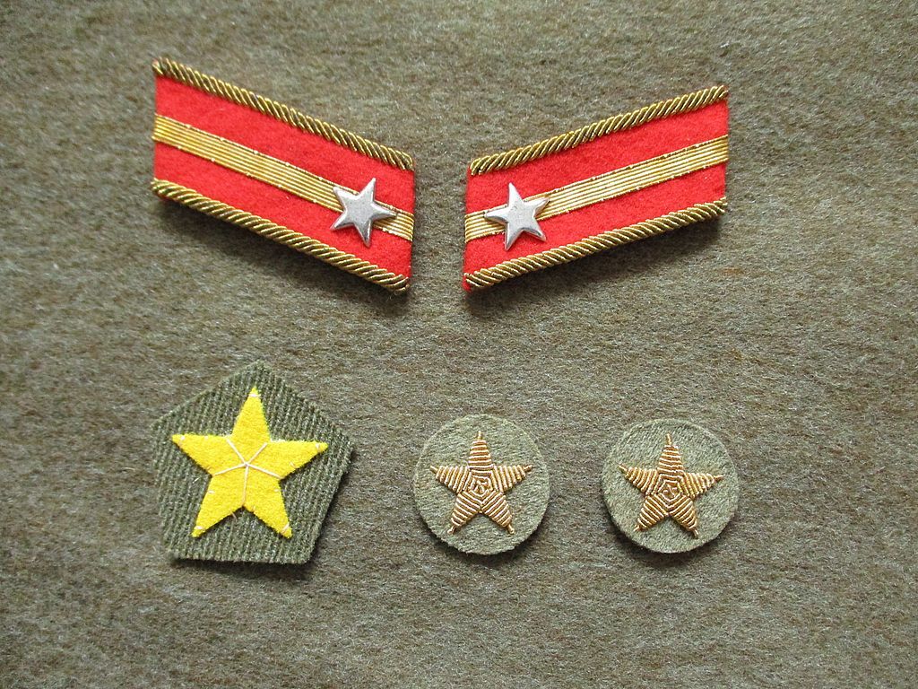 日本軍 軍服 陸軍少尉 三式 襟章 当時物 詳細不明 Yahoo!オークション - 日本軍 少尉の三式襟章 袖星章 将校用略帽