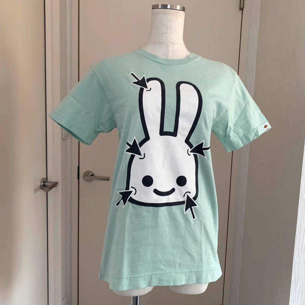 P着用浅【美品】うさぎのお顔につんつん矢印《cune》いたずらTシャツ　男女兼用S キューン　人気者　ビッグプリント　ミントグリーン_画像8