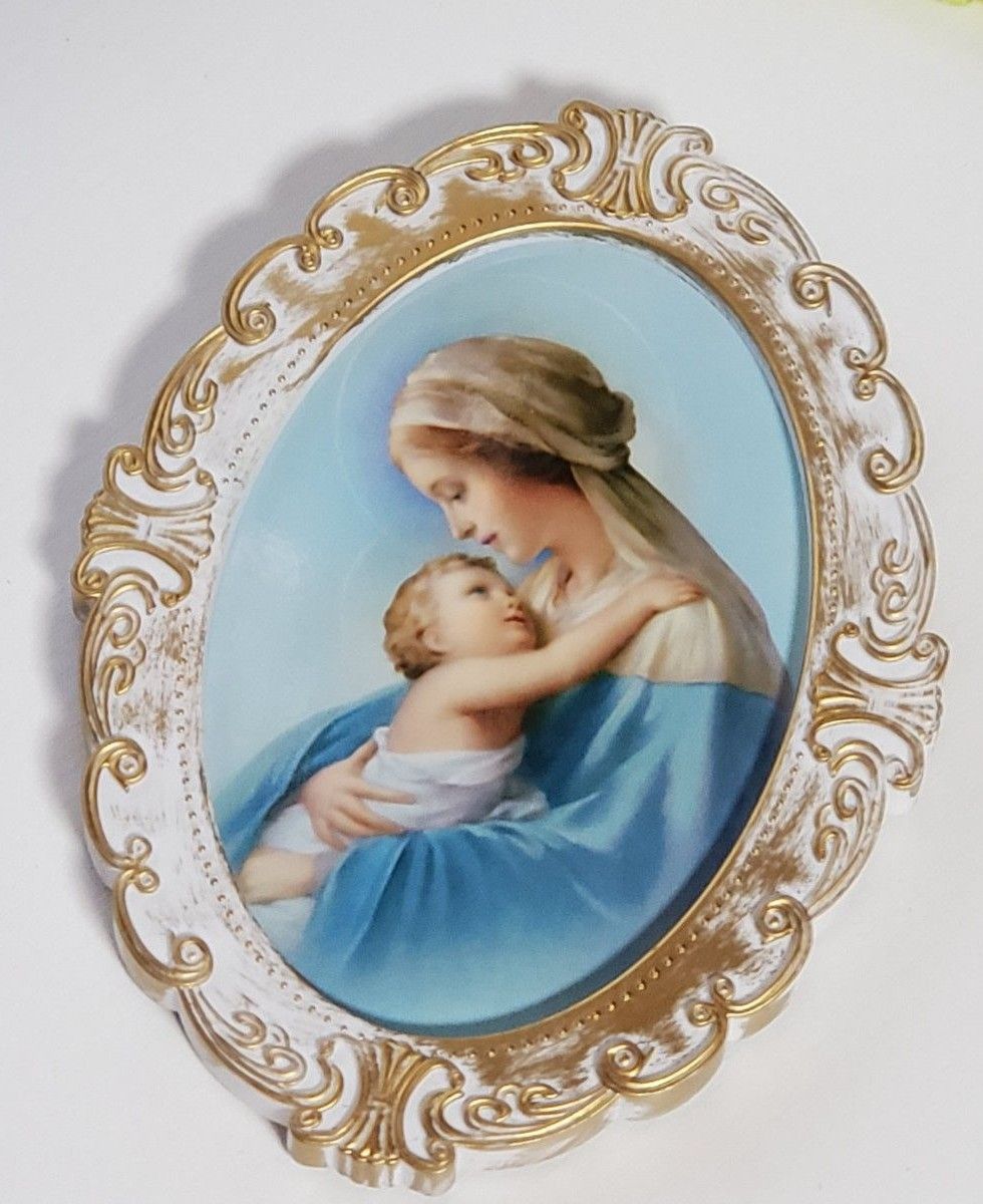  聖なる魅力をあなたの元へ ―【聖母マリア様と幼子イエス・キリストのアンティーク調ホワイトゴールド御守りフレーム