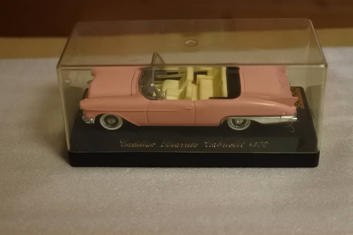 1/43 Solido Cadillac Biarrita cabriolet pink unused goods 
