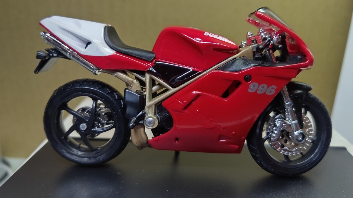 スケール 1/18 DUCATI 996 SPS ！ 世界の名バイクシリーズ！ Maisto _画像8