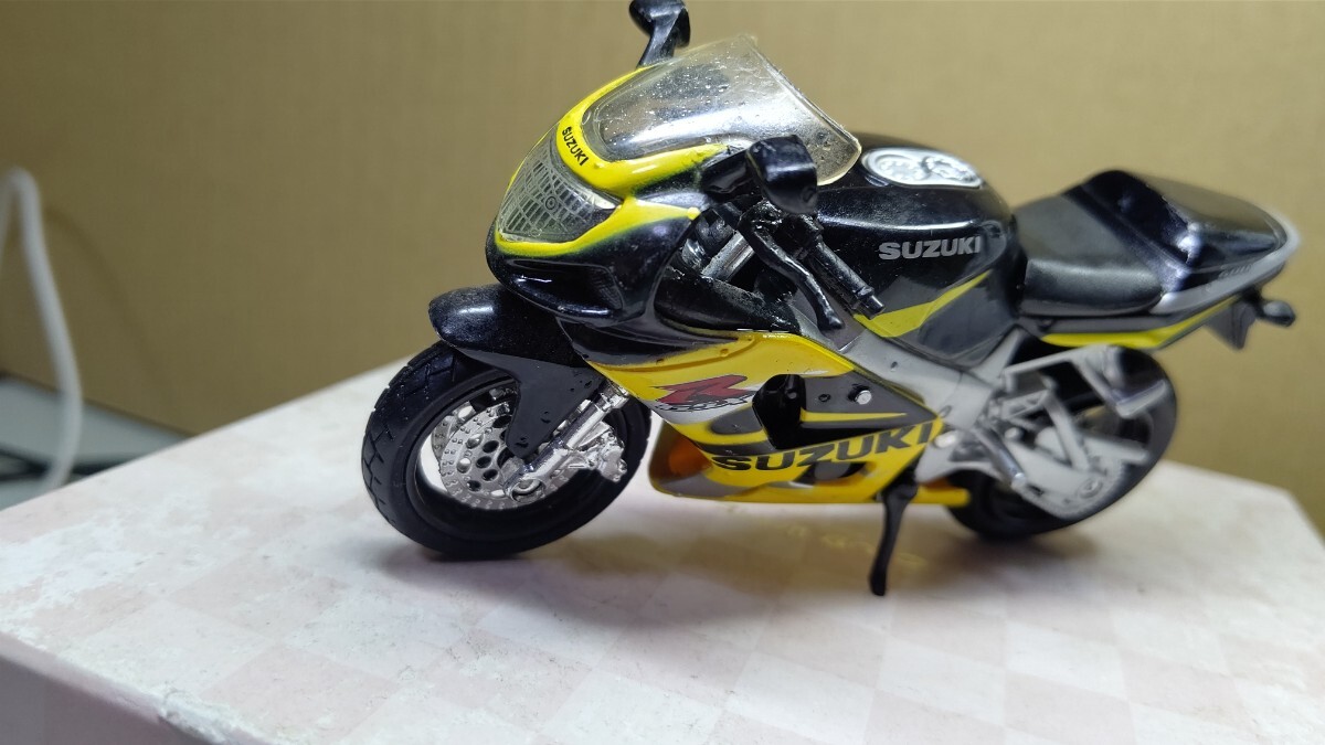 スケール 1/18 SUZUKI GSX R 600 ！ 世界の名バイクコレクション ！ Maistの画像3