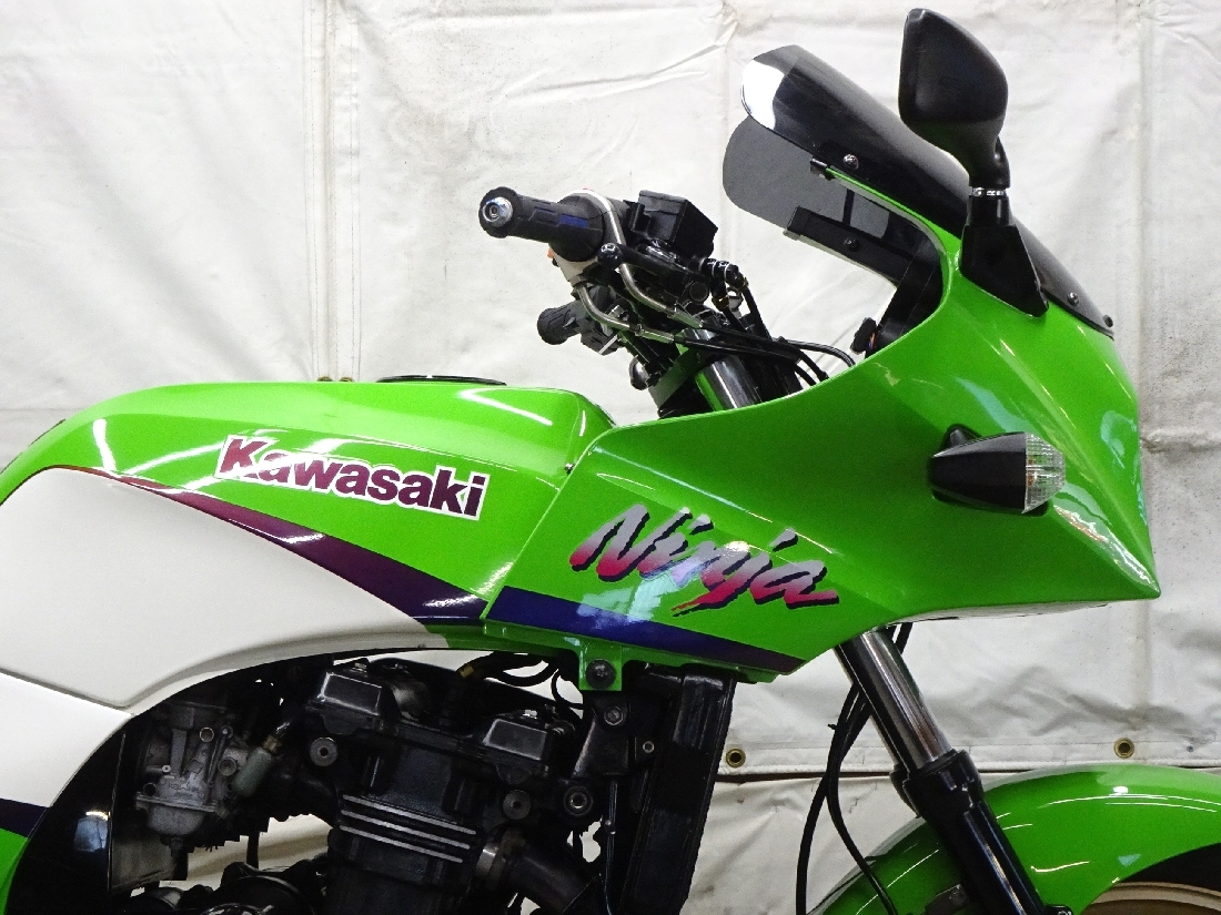 埼玉発 動画有 残車検有 カワサキ GPZ900R 綺麗な純正外装 高年式で機関良好 勿論17インチ FRサンスターローター ブレンボ ローン カードOK_割れも無く綺麗です！