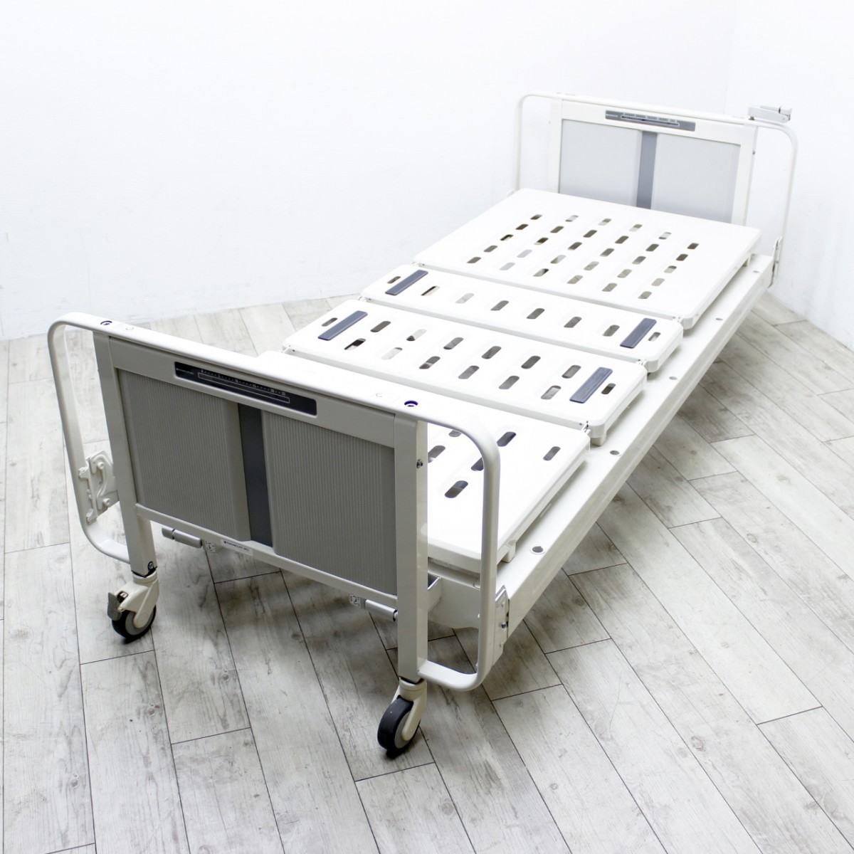  manual bed pala mount bed 3 crank with casters . used [ free shipping ][ used ( washing * disinfection ending ) ]