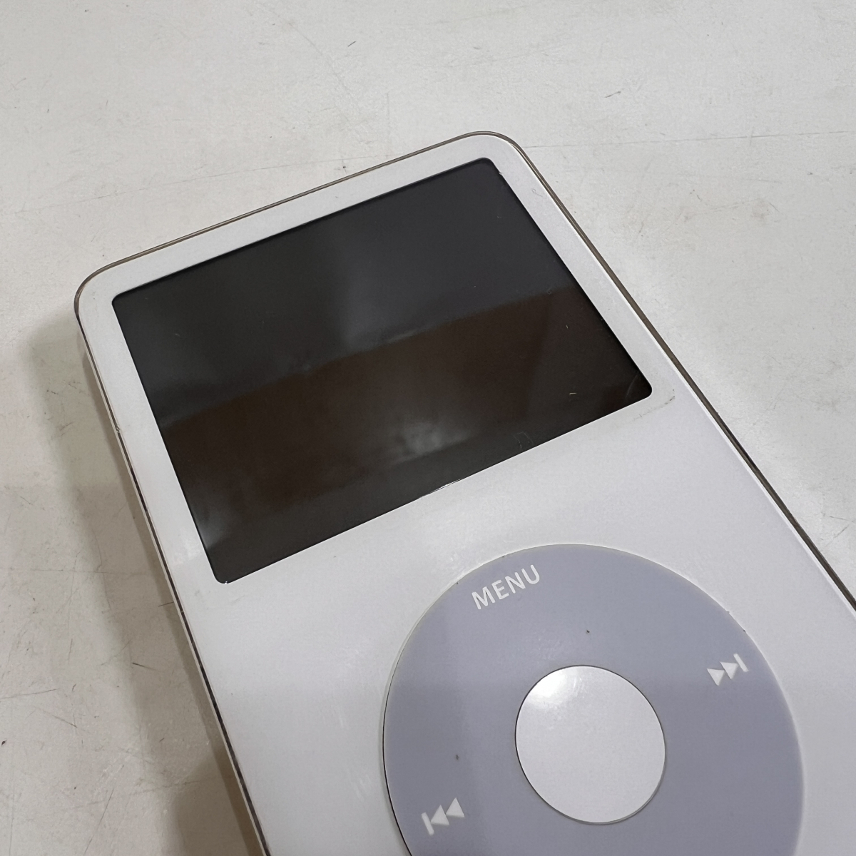 【送料無料】Apple iPod classic A1136 (第5世代) 30GB ホワイト コンセント・接続ケーブル付 通電確認済 の画像3