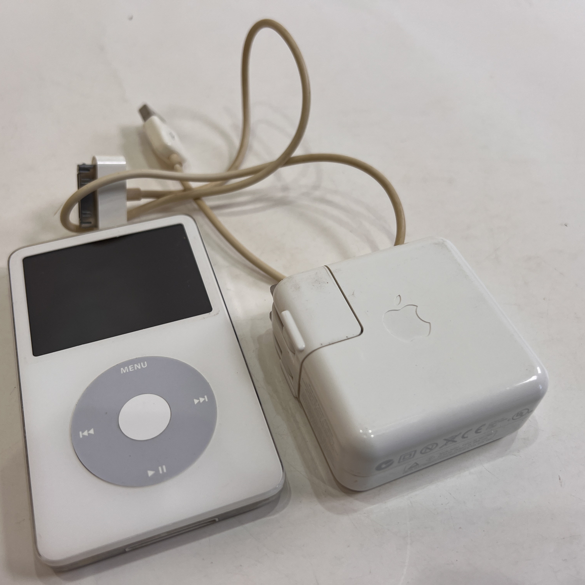 【送料無料】Apple iPod classic A1136 (第5世代) 30GB ホワイト コンセント・接続ケーブル付 通電確認済 の画像1