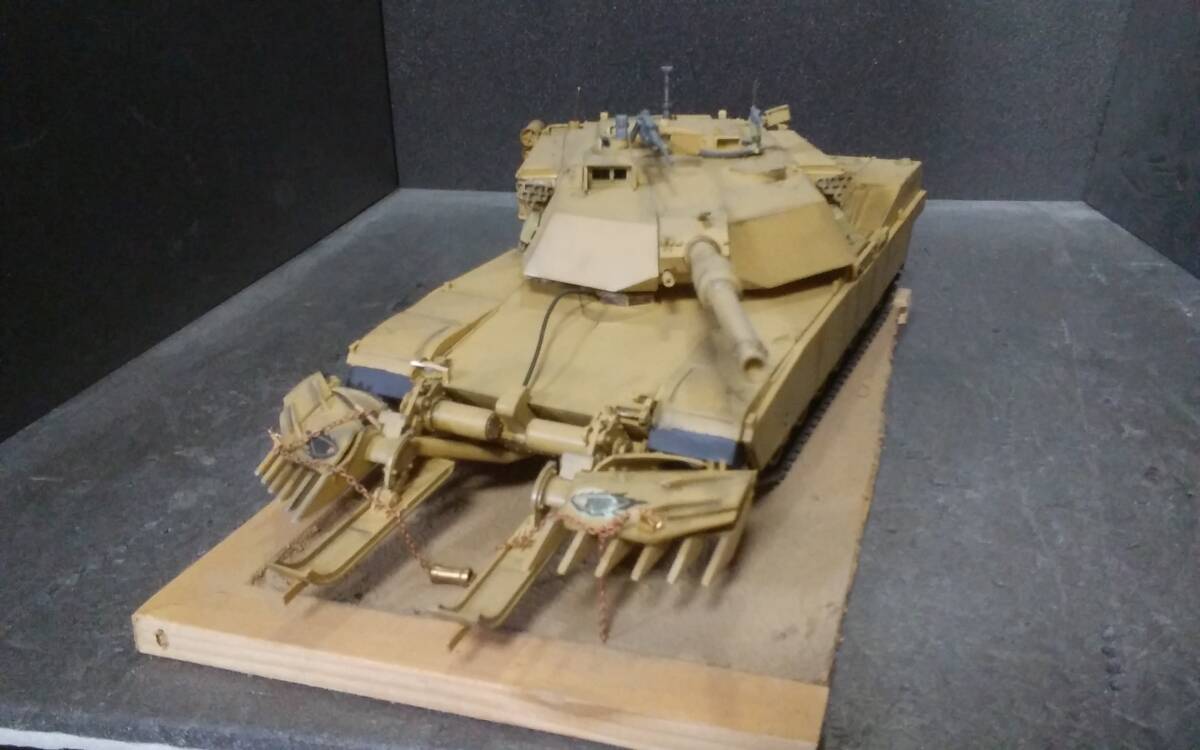 タミヤ製 1/35 アメリカ陸軍 戦車 M1A1マインプラウ塗装完成品 ウェザリング 砂漠ベース付の画像1