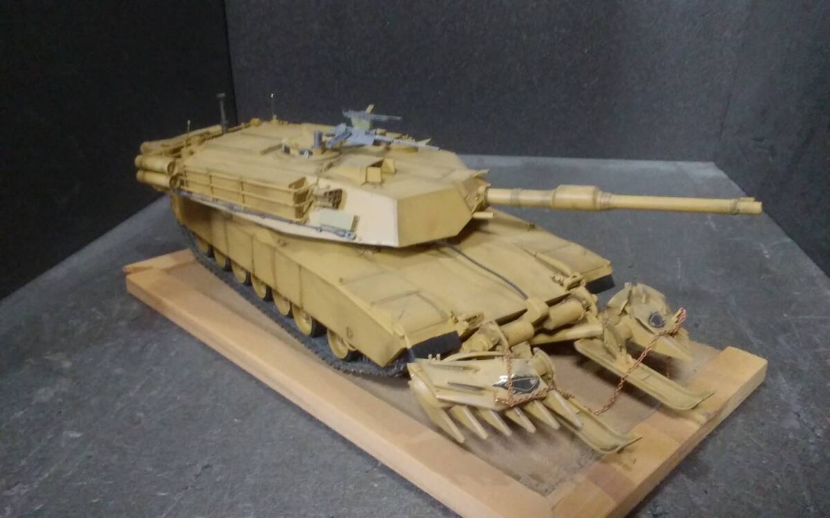 タミヤ製 1/35 アメリカ陸軍 戦車 M1A1マインプラウ塗装完成品 ウェザリング 砂漠ベース付の画像2