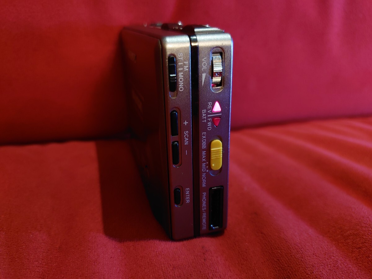 【SONY】WM-F702 WALKMAN vintage PORTABLE RADIO CASSETTE PLAYER ソニー ポータブル ラジオ カセットプレーヤー _画像4