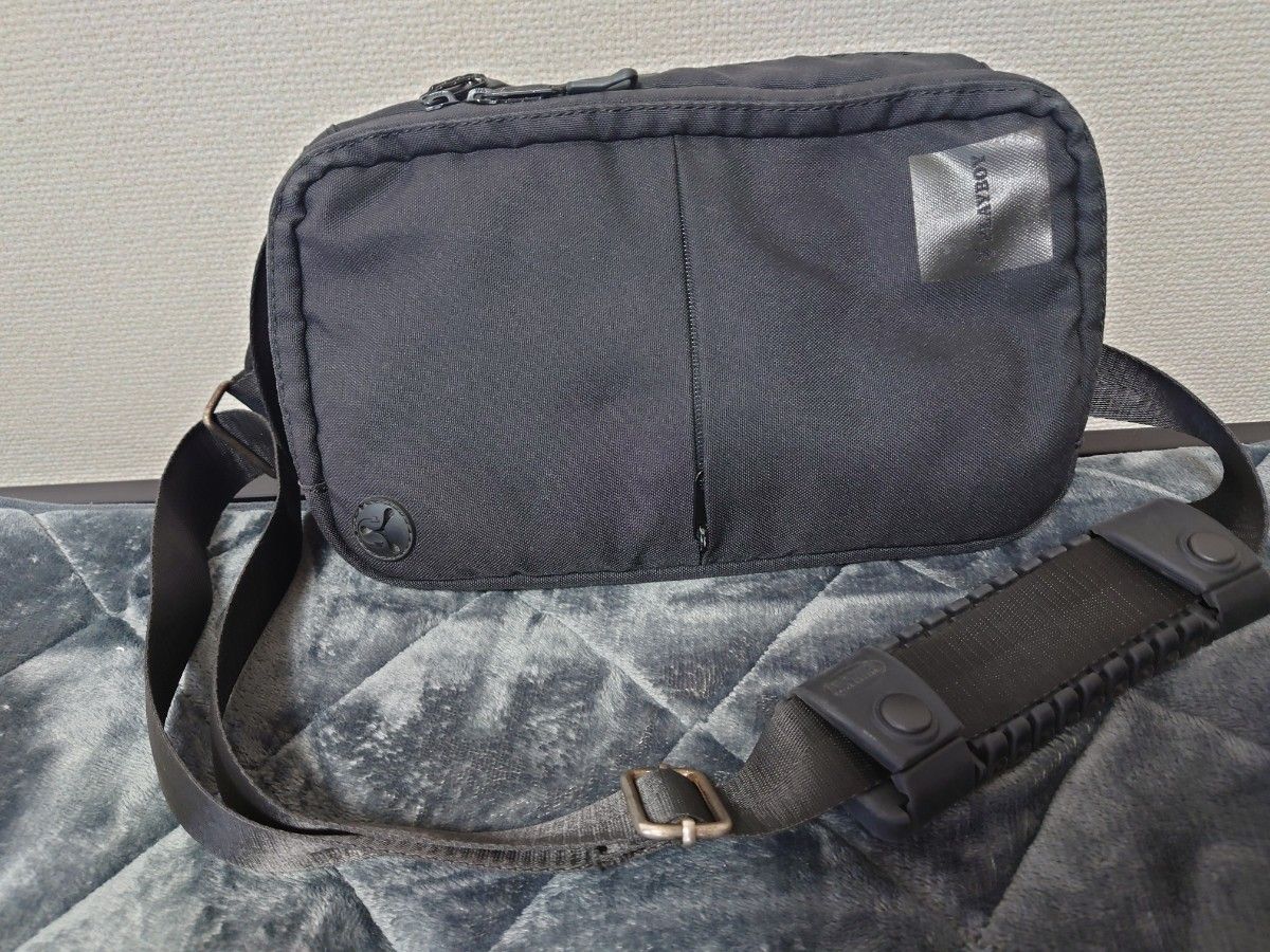 ボディバッグ、黒、ポケット多数