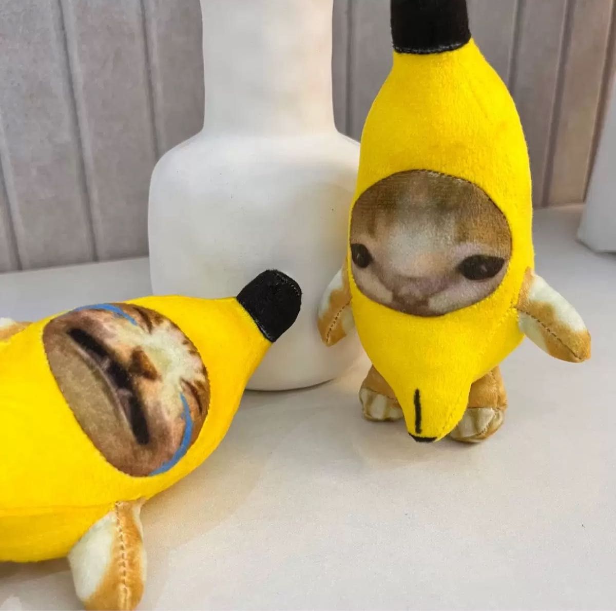バナナねこ　2個セット　猫ミーム　バナナキャット　TikTok 大人気 キーホルダー バナナ猫 ミーム ぬいぐるみ