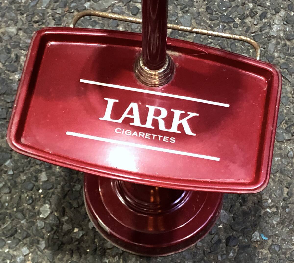 ★昭和レトロ当時もの・LARK(ラーク)非売品のスタンド灰皿★サビ・退色・キズあり中古品★の画像2