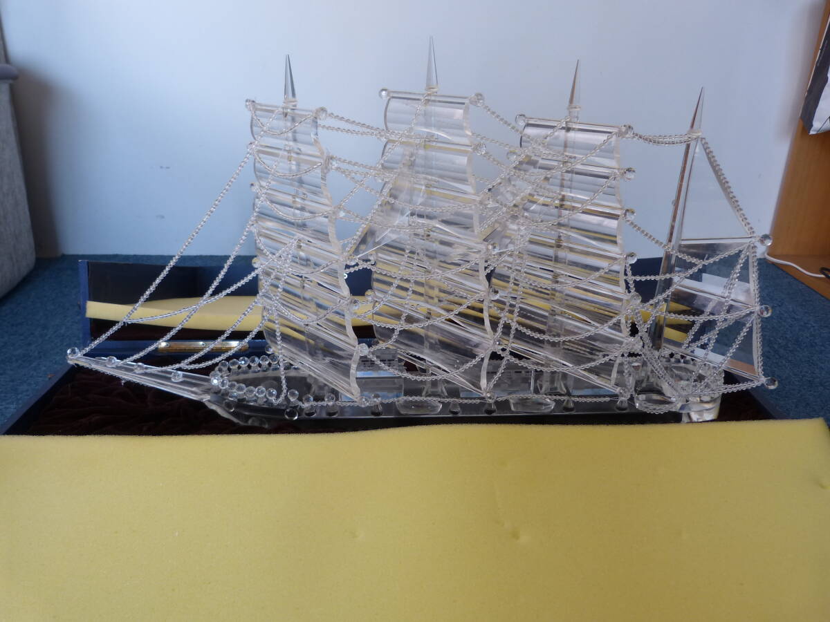 クリスタル　ガラス細工の舟 帆船　置物