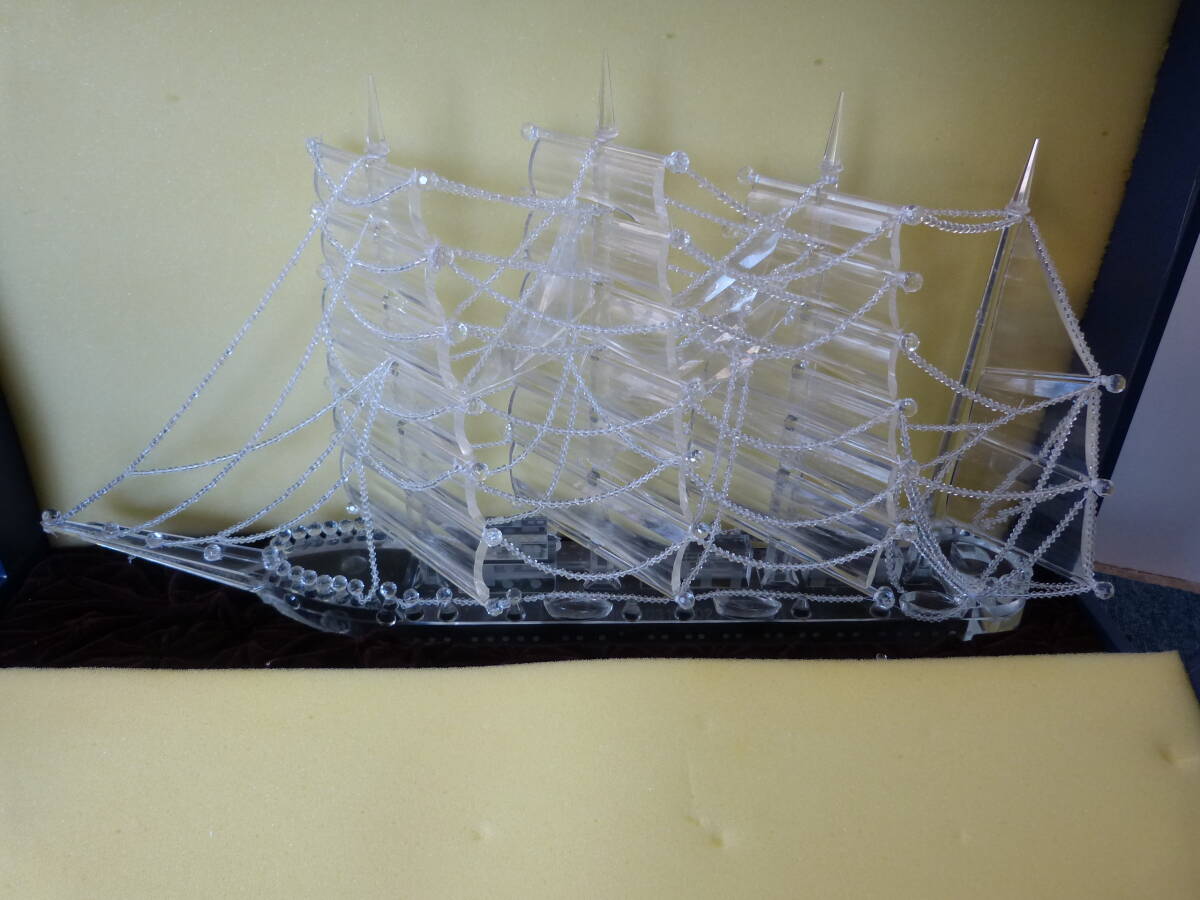 クリスタル　ガラス細工の舟 帆船　置物
