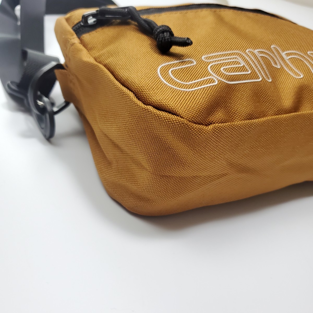 ＊a 【即決!!未使用品】 カーハート Carhartt ロゴプリント ショルダーバッグ ボディバッグ 斜め掛けカバン 茶 ブラウン 男女兼用_画像2