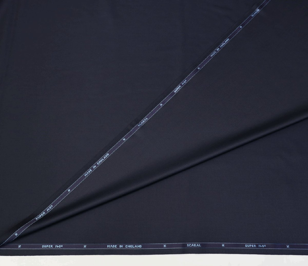 ★スキャバル英国製「ロンドナー」極上super140・服地価格３５万円・美しい艶の定番濃紺無地・ビジネスに最適・長さ3.2m_画像4