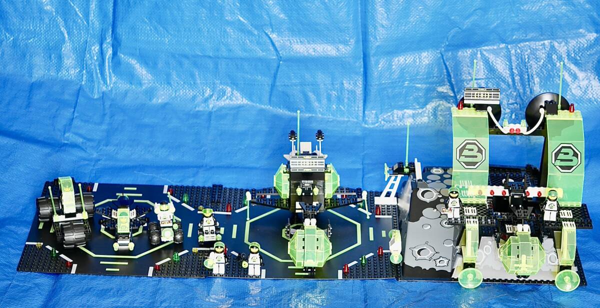 ☆オールドレゴ LEGO 宇宙シリーズ 究極の品揃えブラックトロン レーダー基地と乗り物３種セット＋追加ランディングパッド_画像1