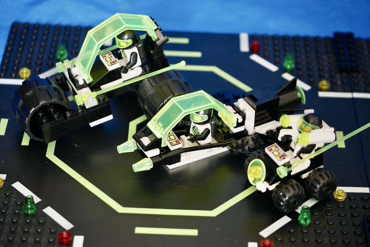 ☆オールドレゴ LEGO 宇宙シリーズ 究極の品揃えブラックトロン レーダー基地と乗り物３種セット＋追加ランディングパッド_画像8