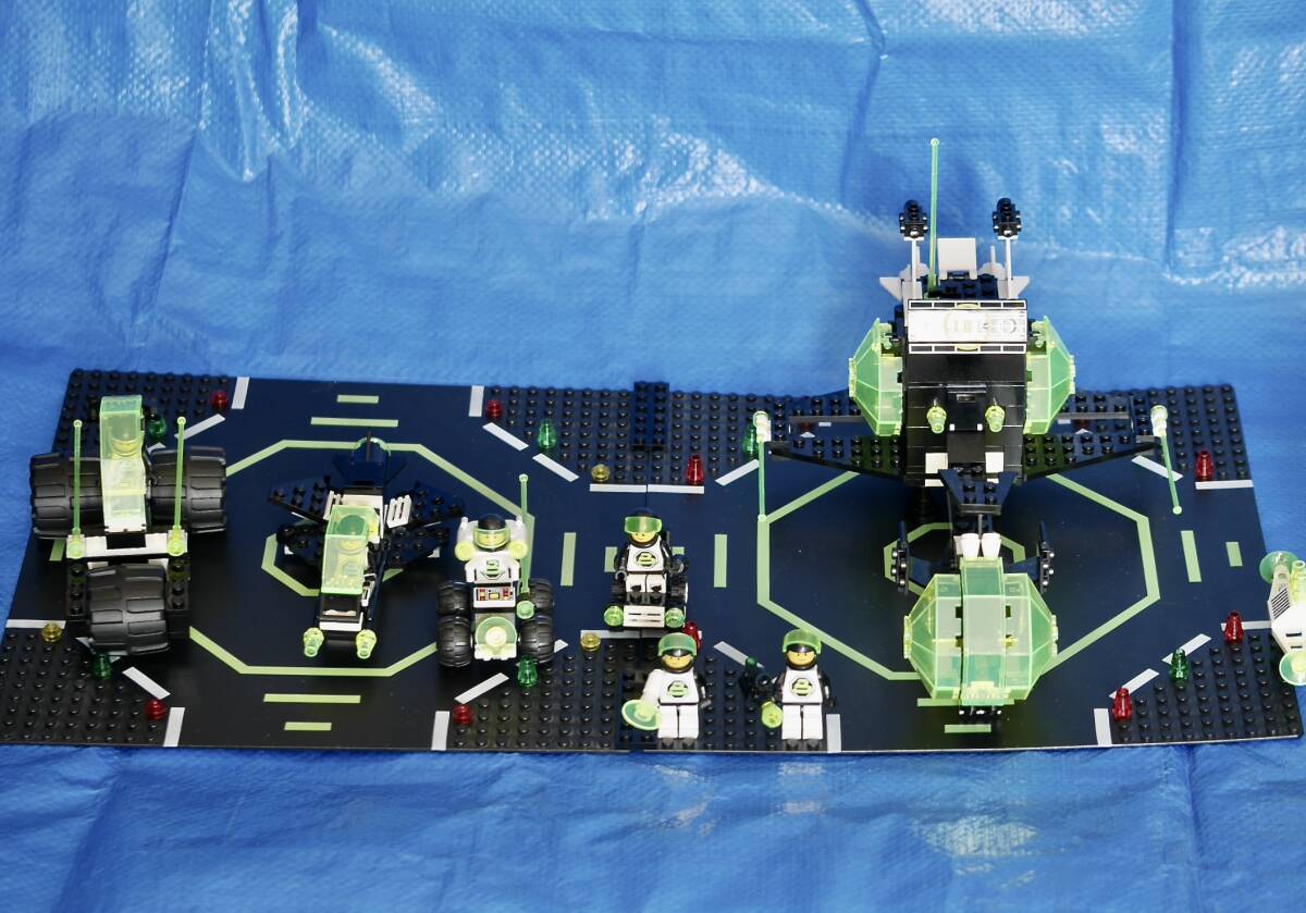 ☆オールドレゴ LEGO 宇宙シリーズ 究極の品揃えブラックトロン レーダー基地と乗り物３種セット＋追加ランディングパッド_画像3