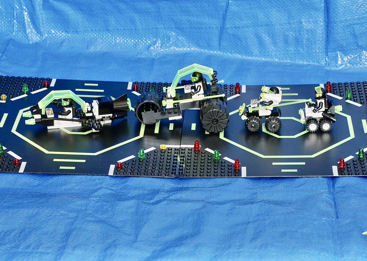 ☆オールドレゴ LEGO 宇宙シリーズ 究極の品揃えブラックトロン レーダー基地と乗り物３種セット＋追加ランディングパッド_画像9