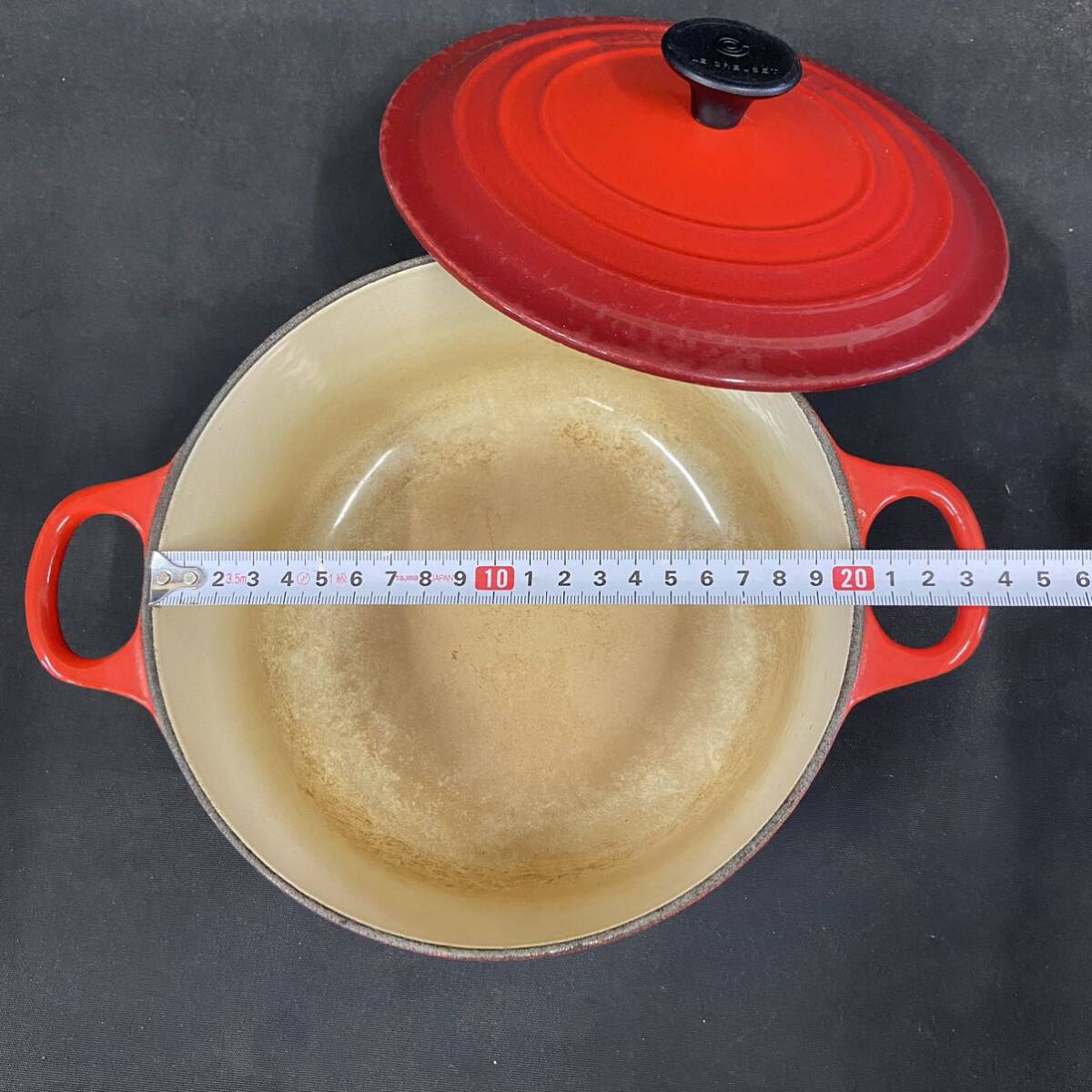 R1119【 LE CREUSET 両手鍋 20cm 】ルクルーゼ ココットロンド チェリーレッド 両手鍋 ホーロー鍋 中古品 調理器具 マグネット付き 現状品の画像4