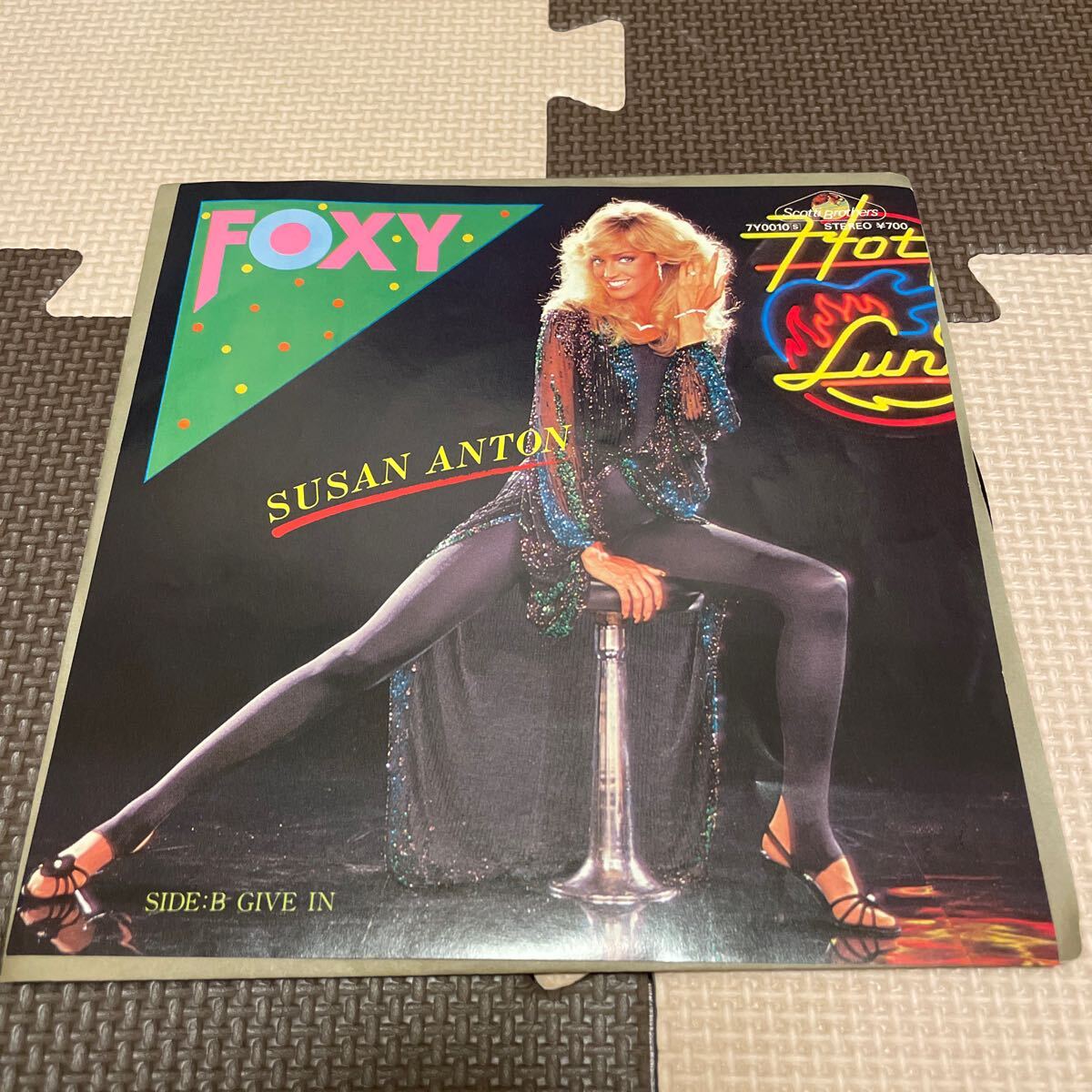 Susan Anton Foxy/Give In_画像1