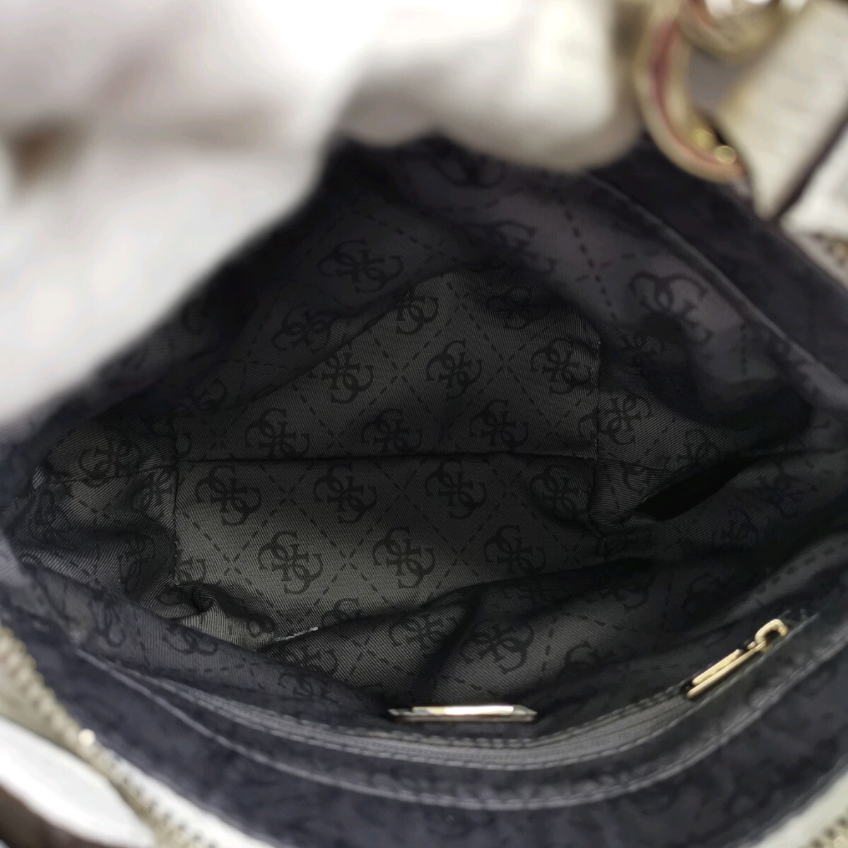 O ×【商品ランク:B】ゲス GUESS 一部 レザー ロゴメタル バイカラー 2way ショルダーベルト付 ハンドバッグ 手提げ トート 婦人鞄_画像9