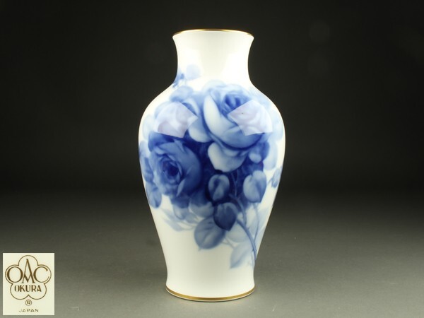 【宇】CD334 大倉陶園製 ブルーローズ フラワーベース 花瓶 共箱_画像1
