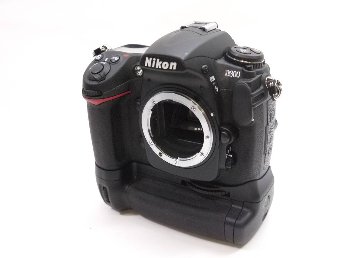 【極美品】◎Nikon ニコン D300 ボディ MB-D10 MS-D10 マルチパワーバッテリーパック・液晶フード付 ショット数：969回の画像3