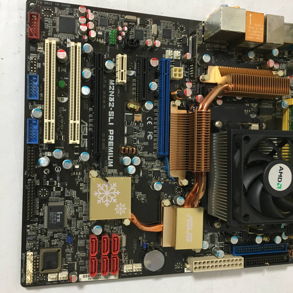 ★CPU、メモリのおまけ付き！現状渡し★ASUS マザーボード M2N32-SLI PREMIUM (AMD CPU + メモリ2GB PC2-6400)_画像3