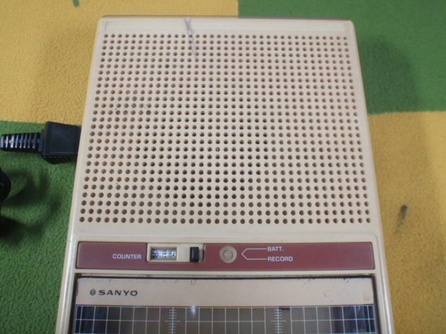 サンヨー　カセットプレーヤー　SANYO　MR-11DR　AC100V　DC6V　単二乾電池4本　昭和　レトロ_画像5