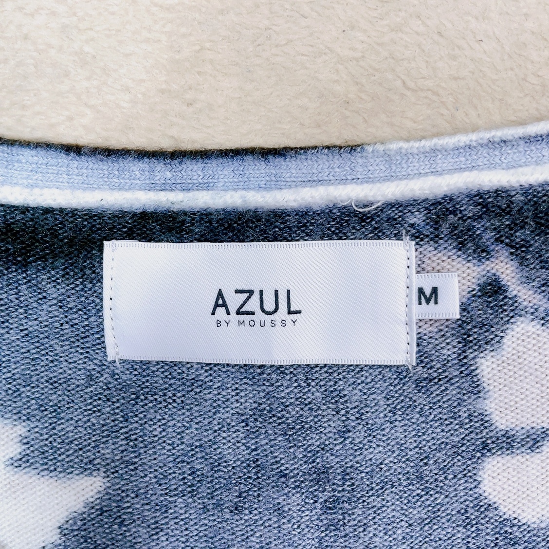 【美品】AZUL BY MOUSSY アズールバイマウジー プルオーバー 肌触り M 黒 Vネック花柄ニット トップス フェミニン 大人かわいい く37_画像9