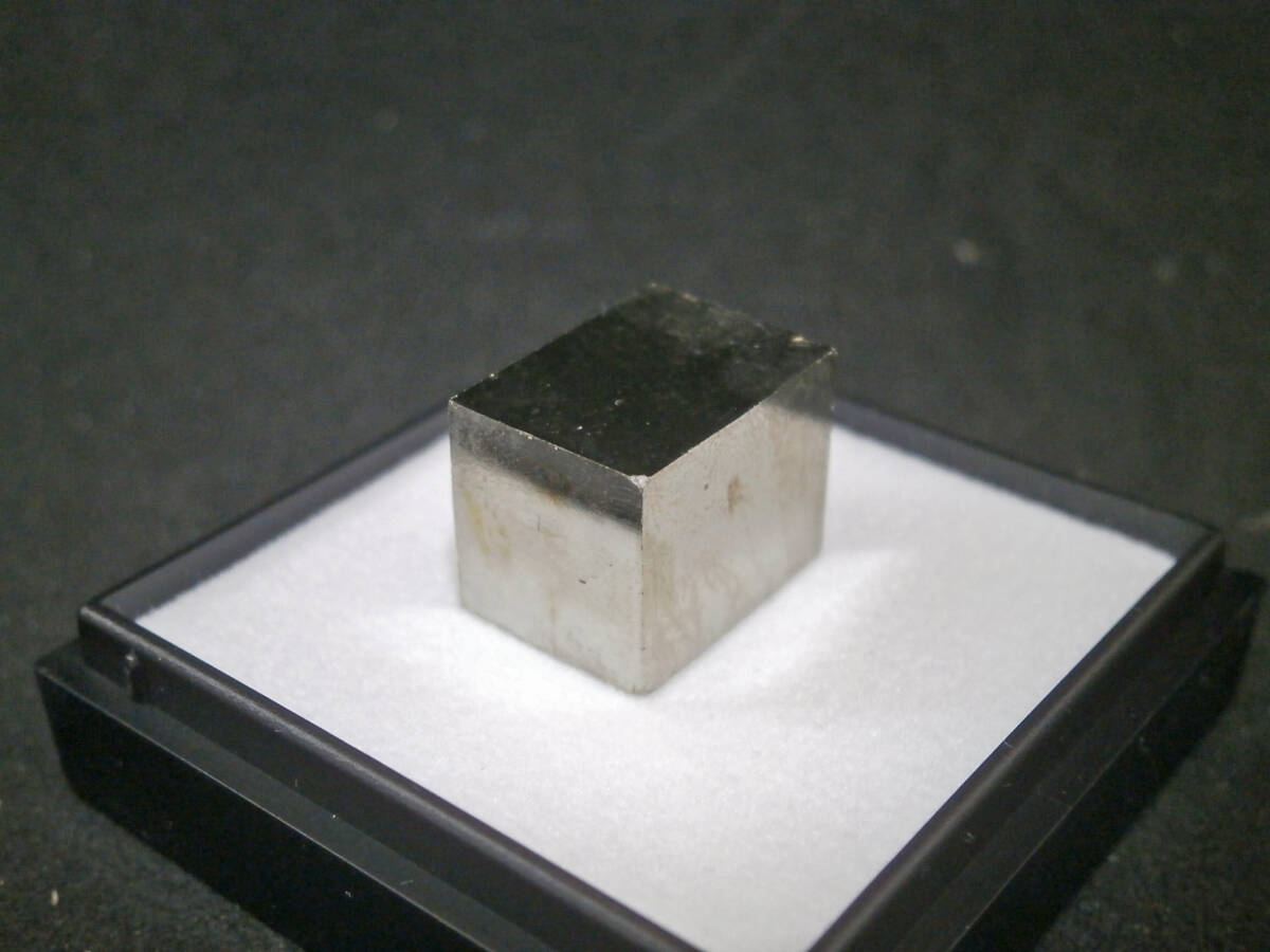 天然鉱物標本 パイライト(黄鉄鉱) 立方体結晶 プラケース入(2)_画像3