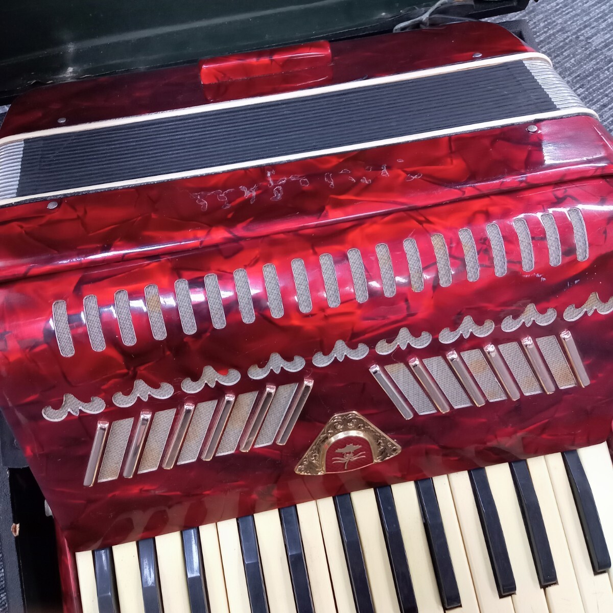 大村2月No.39 楽器 アコーディオン TOMBO トンボ 鍵盤楽器 ハードケース付き 動作未確認 教材 音楽 器材 の画像4