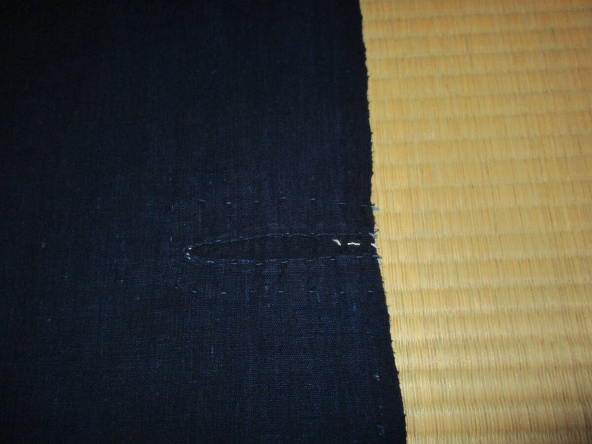 【昔古布】大正期の　藍染手織木綿　無地１幅　(長２０８)　中厚　(リメイク材料・襤褸BORO)_切り込み部分です