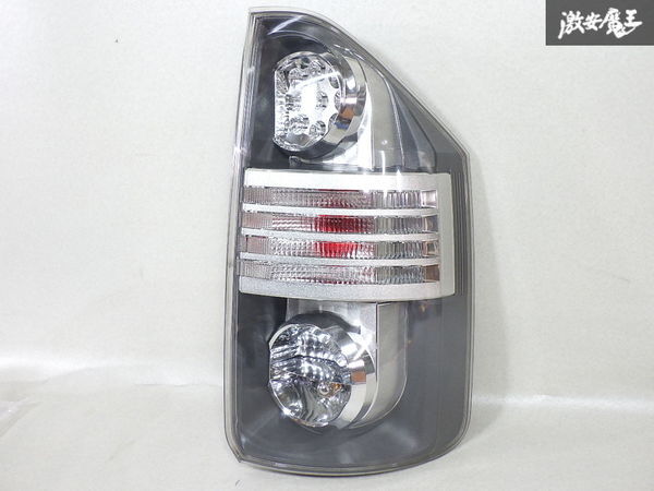 トヨタ 純正 ZRR70W ZRR75W 70 ヴォクシー 前期 LED テールライト テールランプ テール 右 右側 運転席 ICHIKOH 28-199 即納_画像1