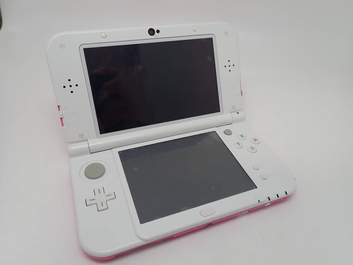 44855 ★ Nintendo 任天堂 3DS LL ピンク×ホワイト RED-001 初期化済み 充電コード付 おまけカセット付 ★ 中古品 動作確認済み_画像2