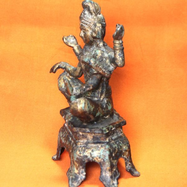 彩]　仏像　6本の腕の坐像　鉄製　六臂　仏教美術　高さ約：23ｃｍ　緑錆／ブロンズ風　重さ：1.8キロ_画像4