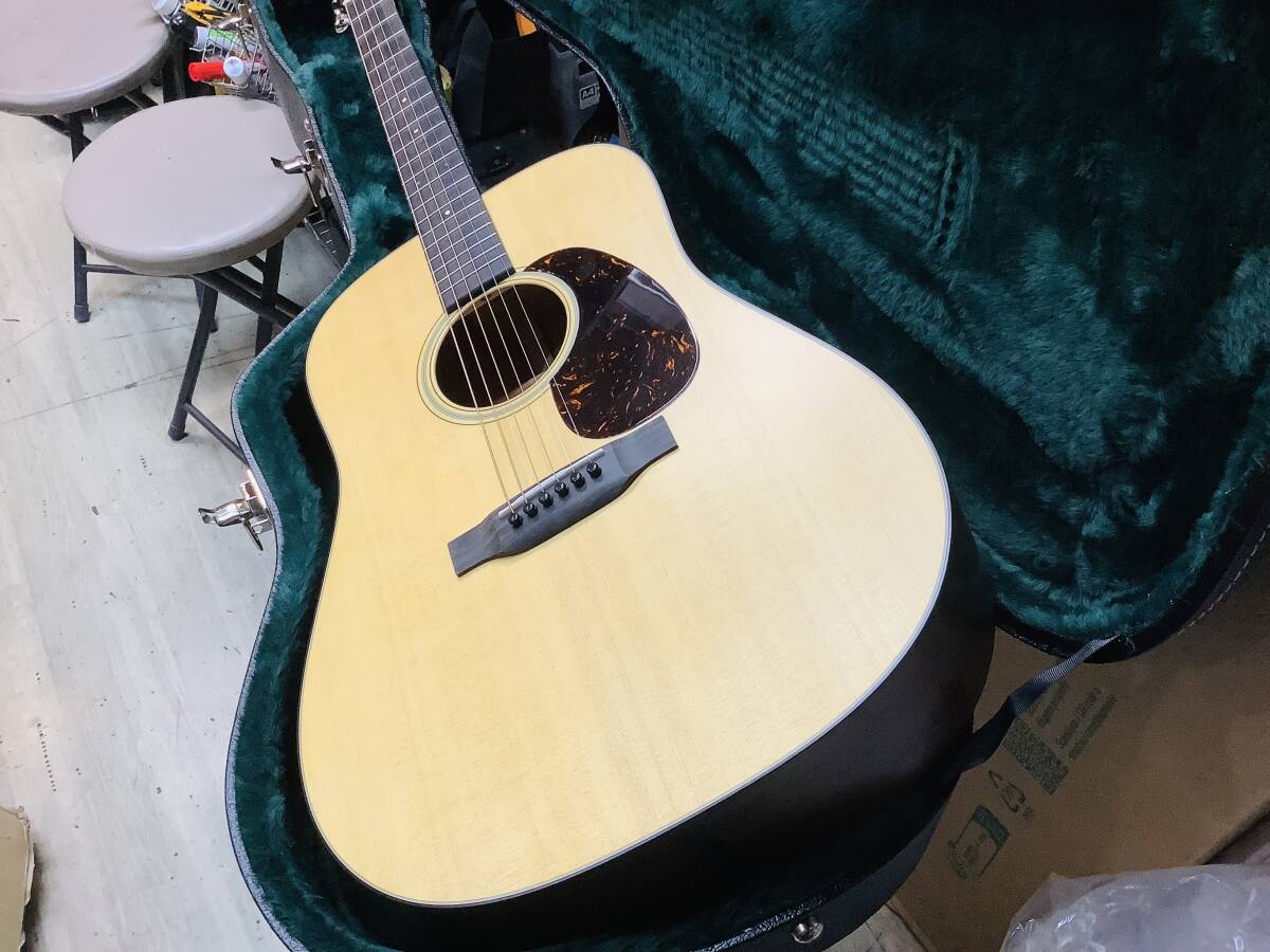 音量があり　鳴りのいいMartin D-18 サテン仕上げ　Vintage感あふれる質感のいい本体です。加工無しのマイク搭載モデル_画像4