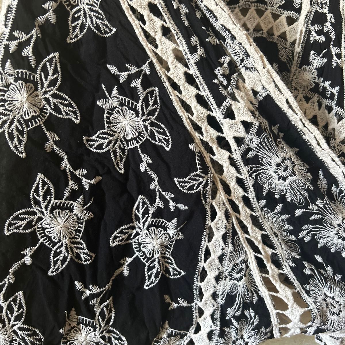 贅沢な白花刺繍のショートボレロカーディガン羽織り