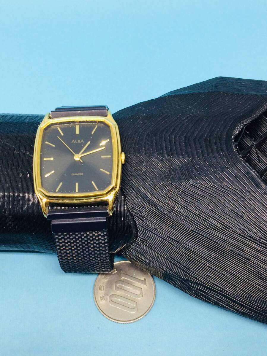 (E30)キリッとした(*'▽')セイコーアルバ・V501（電池交換済み）ゴールド・メンズ腕時計USED（送料全国一律185円）素敵な時計です。_キリッとしたブラックフェイス。