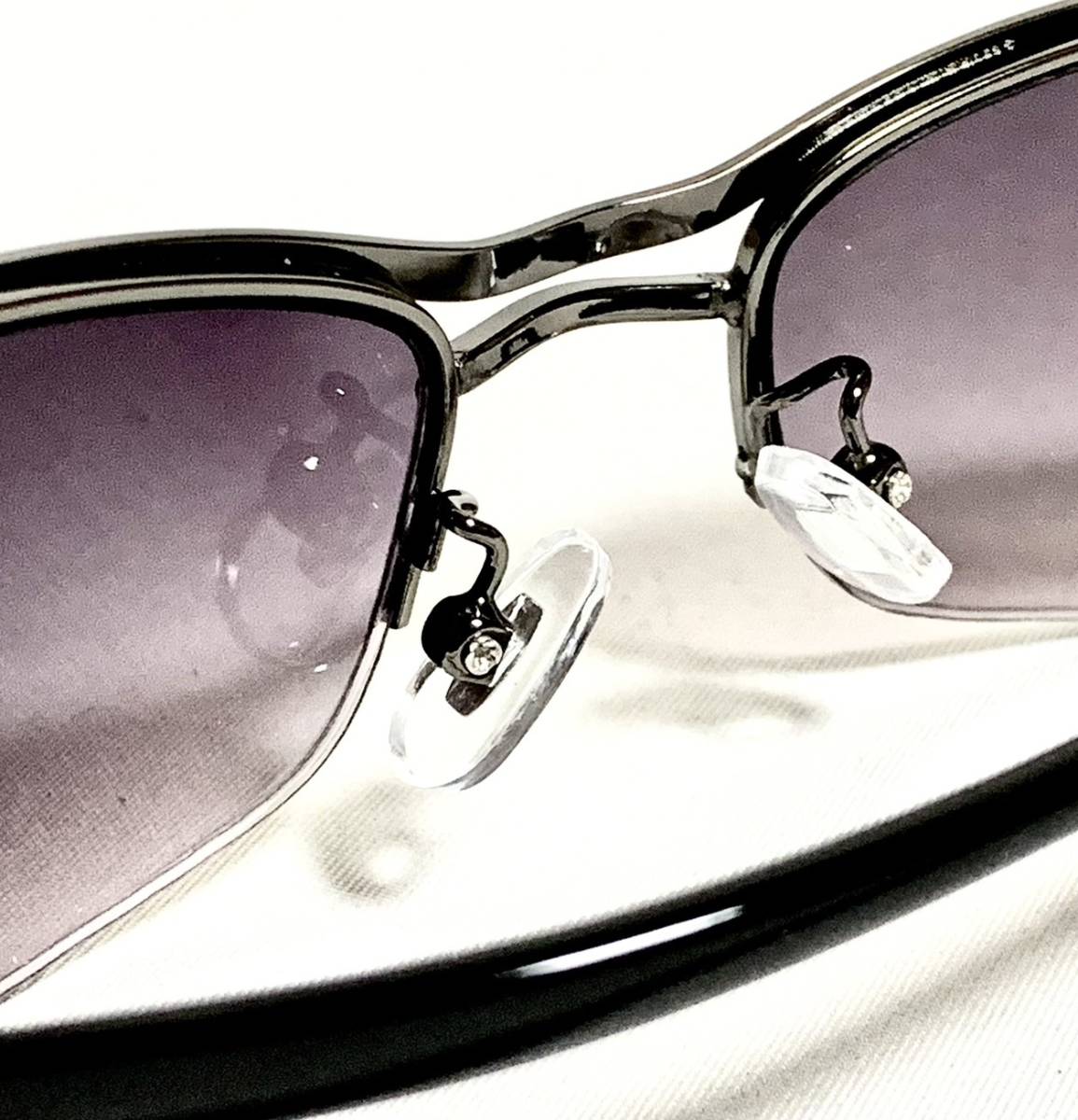 ブラックメタルフレーム スモークレンズ イケイケサングラス 薄いミラーレンズ かっこいいサングラス メンズサングラス 22191C_画像5