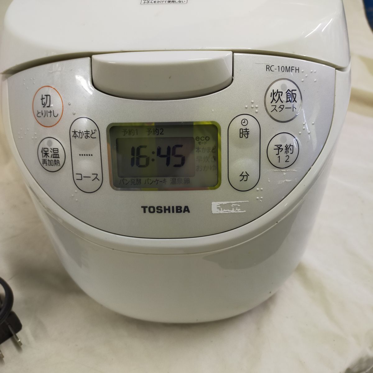 FG825【動作品】 TOSHIBA 東芝 RC-10MFH-W マイコン式炊飯器 5.5合炊き 銅コート釜 保管品　 本体＋電源コード+しゃもじ_画像4