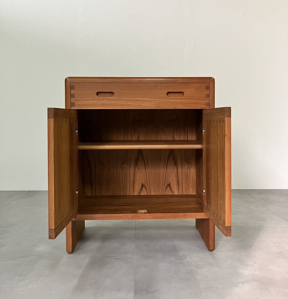  Denmark Niels Bach Mobelfabrik Neal sba is cabinet / Northern Europe Vintage Wegner kai * Christian sen furniture chest 