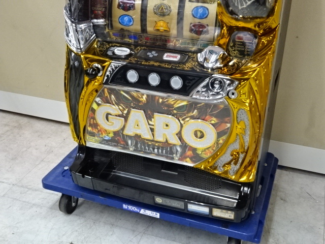 倉-24-03116 ● パチスロ 実機 GARO 牙狼 守りし者/ZX スロット コイン不要機 家庭用電源_画像3