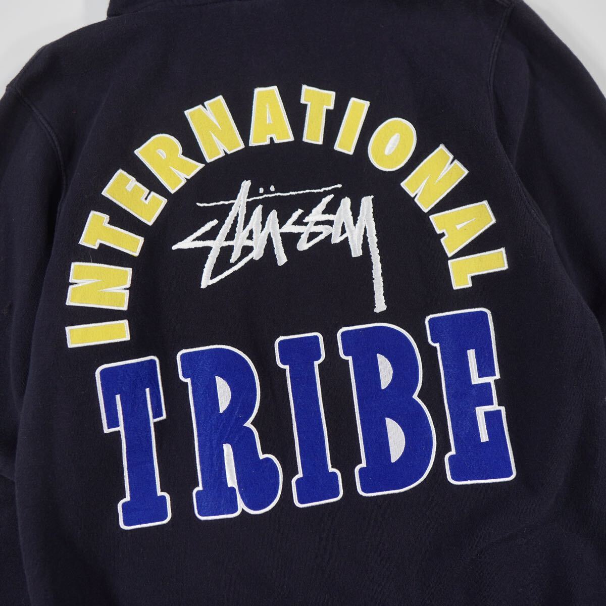 希少 OLD STUSSY ステューシー パーカー Mサイズ フーディー ロゴ刺繍 ワッペン INTERNATIONAL TRIBE ブラック 黒 古着 ヴィンテージ_画像5