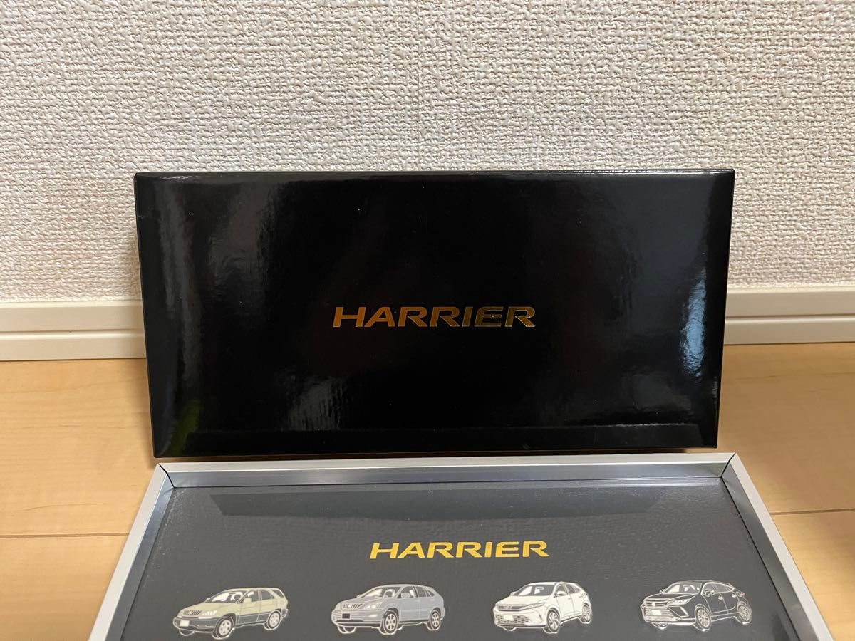 ハリアー 80 ブラック　ミニカー　ピンバッジ　セット