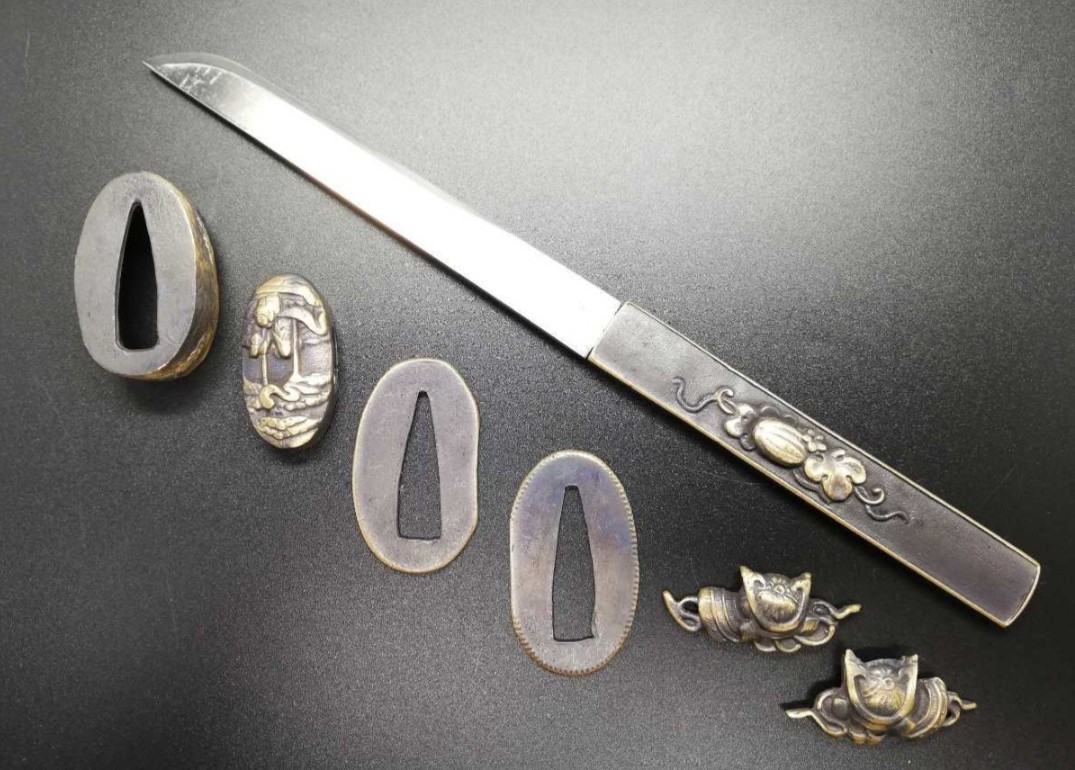 日本刀装具　小柄　刀付　刃なし　縁頭　目貫　切羽　銅製　刀剣美術　現代品　武道具_画像1