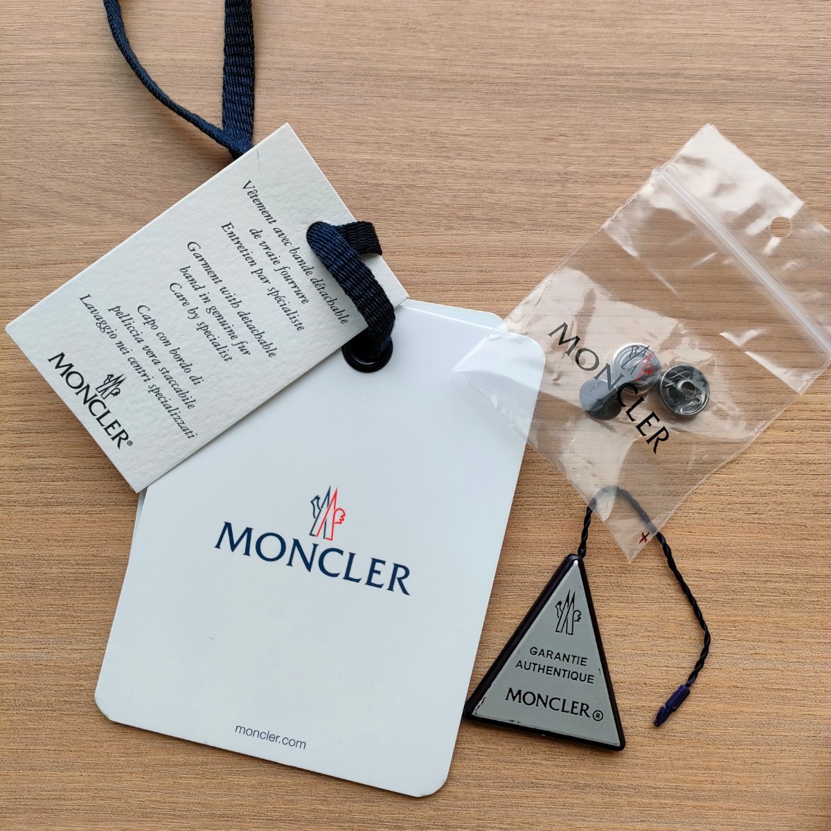 新品正規品　モンクレール　黒のダウンコート MONCLER に付いていたスペアボタンと三角タグ、紙タグ_画像1